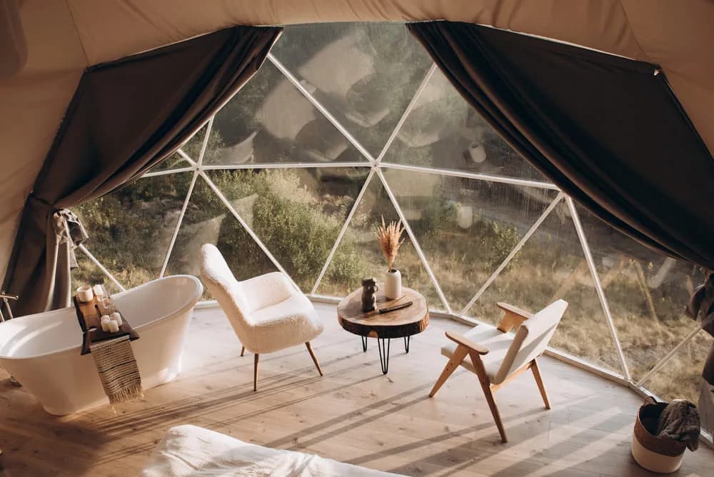 Із комфортом на природі: чим приваблює відпочинок у глемпінгах?